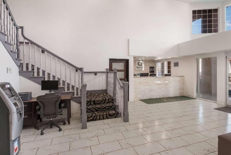 בית מלון כפרי Quality Inn & Suites Airport West