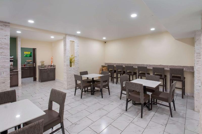 בית מלון כפרי Quality Inn & Suites Airport West