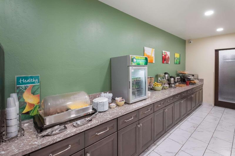 בית מלון כפרי Quality Inn & Suites Airport West