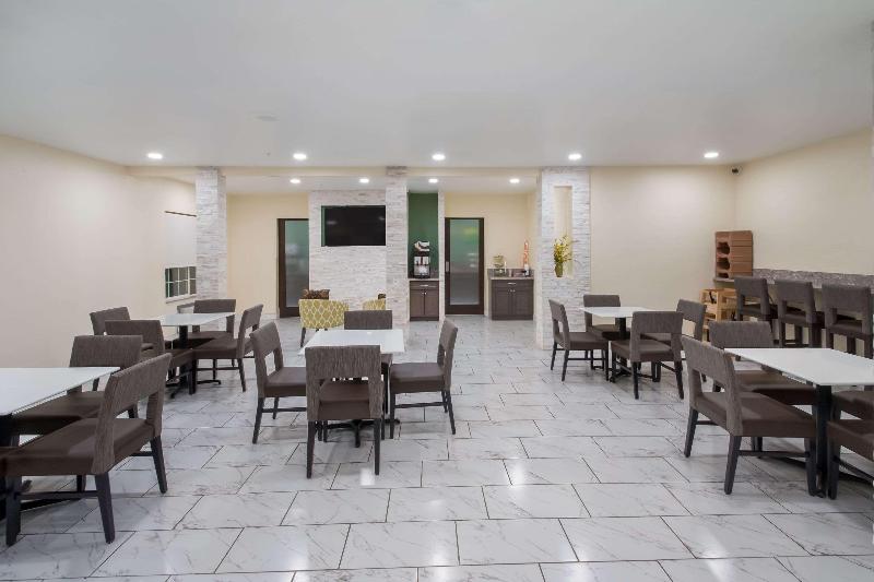 בית מלון כפרי Quality Inn & Suites Airport West