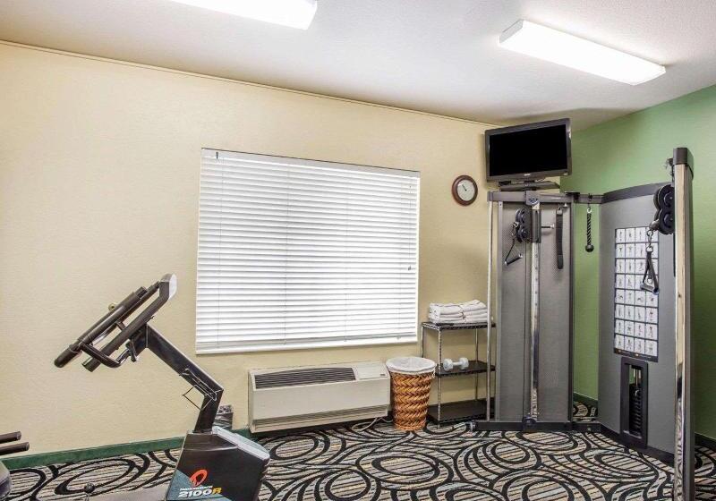 בית מלון כפרי Quality Inn & Suites Airport West