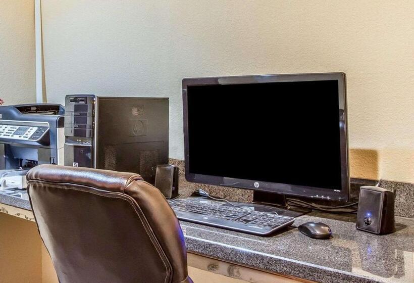 בית מלון כפרי Quality Inn & Suites