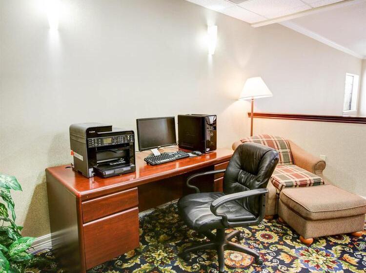 فندق Quality Inn & Suites Near University