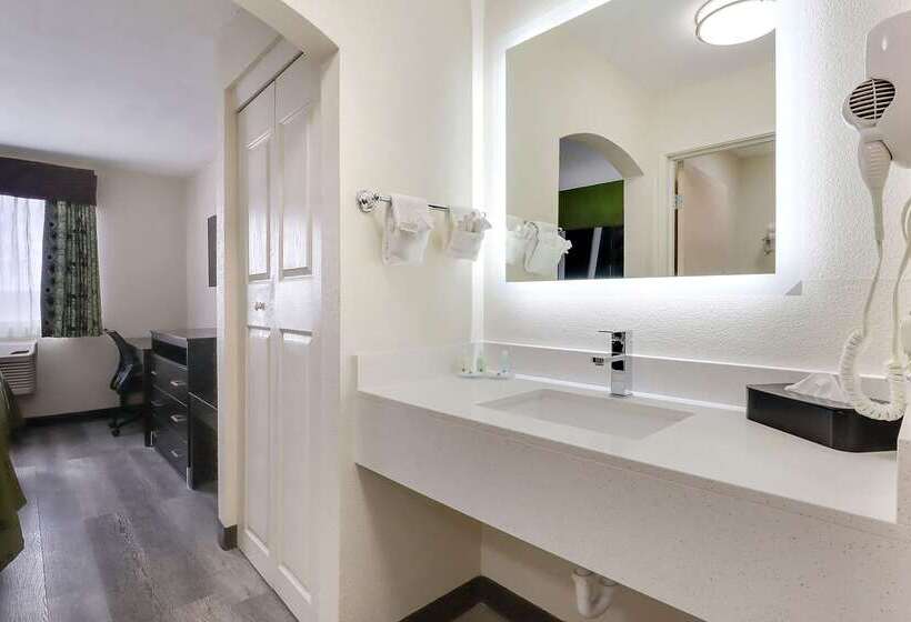 ホテル Quality Suites Albuquerque Airport