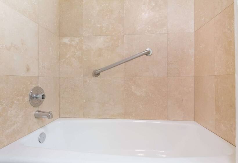 فندق Ramada By Wyndham Ely