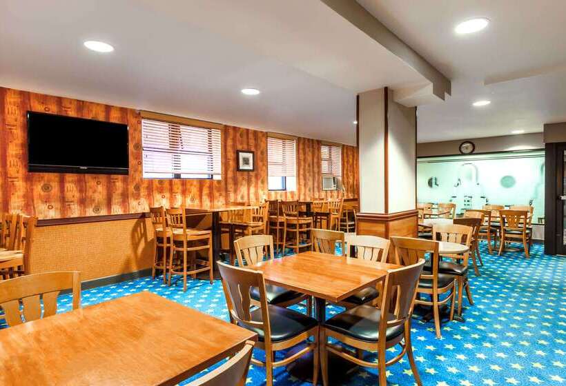 Отель Ramada By Wyndham Jersey City