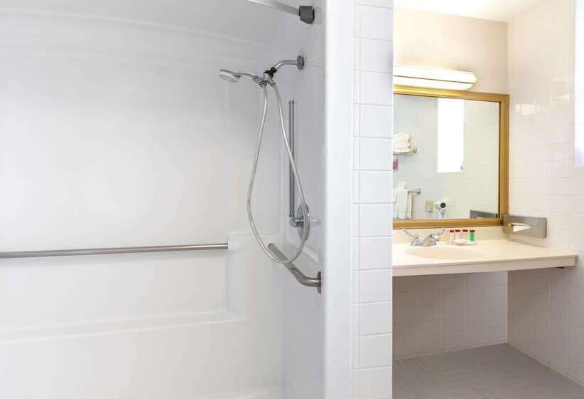 Отель Ramada By Wyndham Jersey City