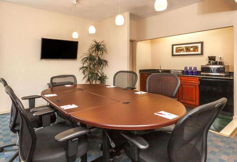 Отель Ramada By Wyndham Jersey City