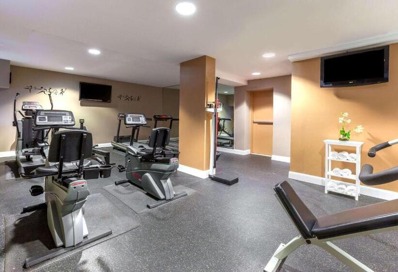 Отель Ramada By Wyndham Jersey City