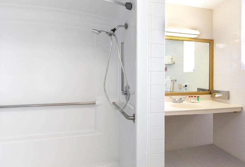 Отель Ramada By Wyndham Jersey City