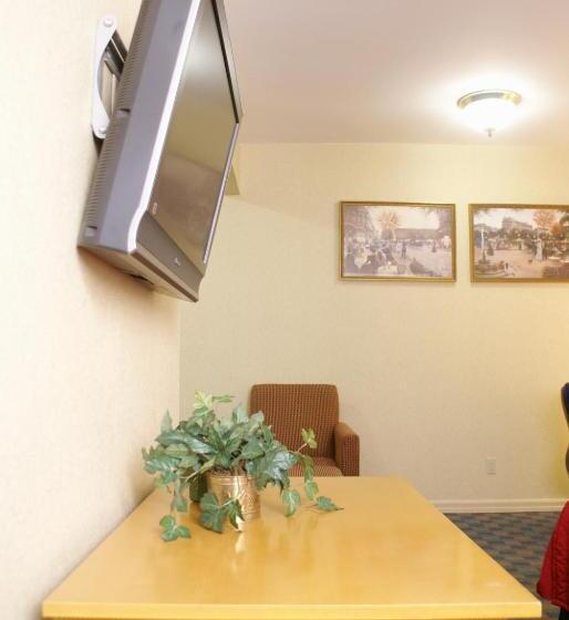 Отель Ramada By Wyndham Jersey City