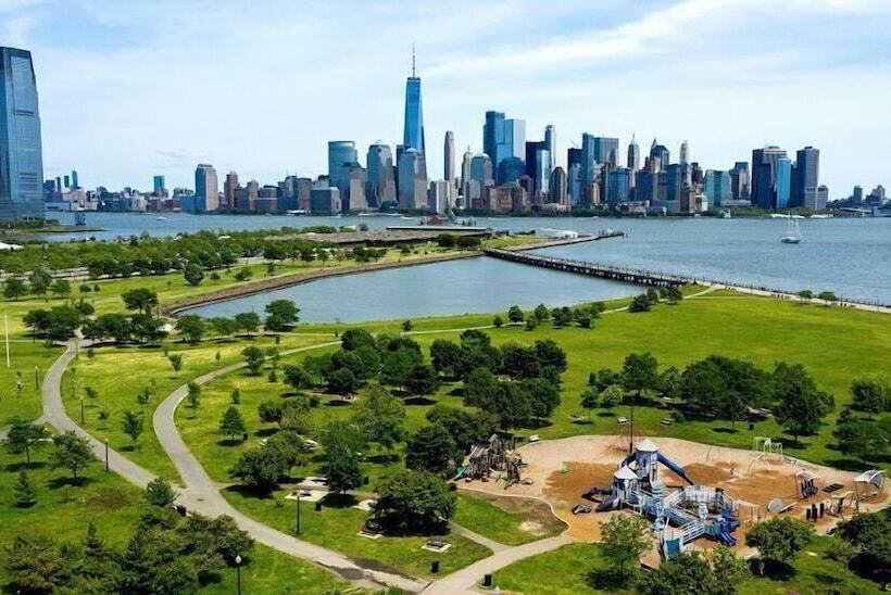 Отель Ramada By Wyndham Jersey City