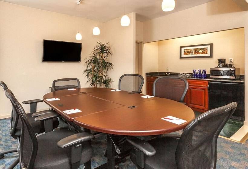 Отель Ramada By Wyndham Jersey City