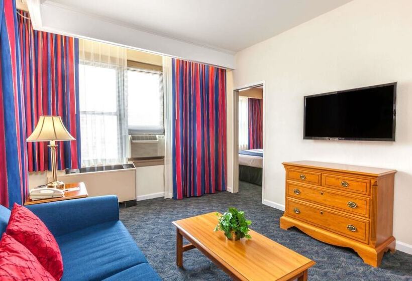 Отель Ramada By Wyndham Jersey City