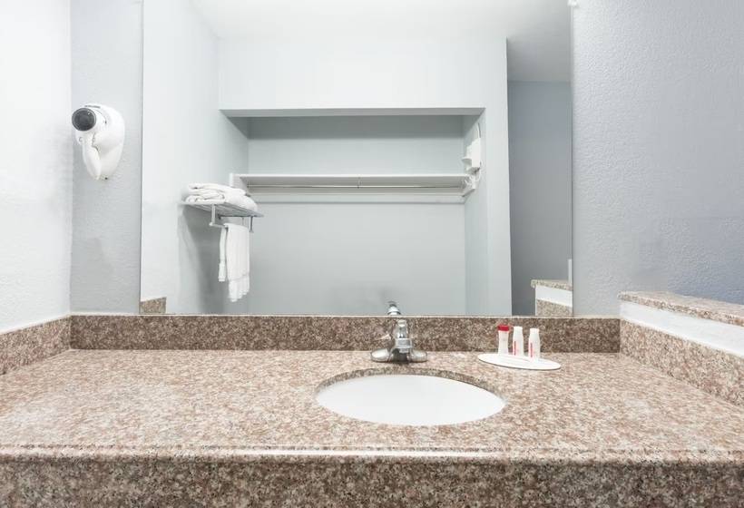 בית מלון כפרי Ramada By Wyndham Near Seaworld Mission Beach