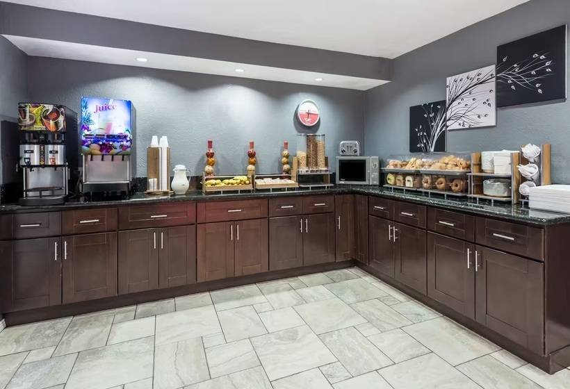 בית מלון כפרי Ramada By Wyndham Near Seaworld Mission Beach