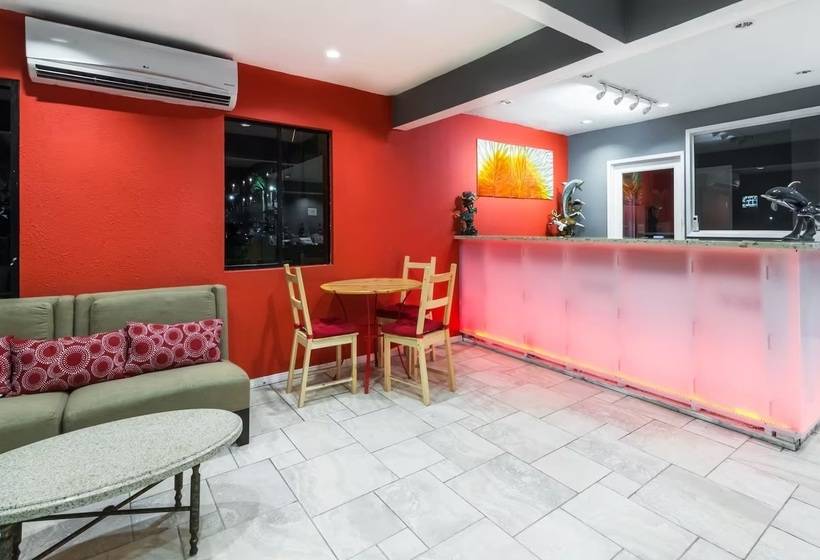 בית מלון כפרי Ramada By Wyndham Near Seaworld Mission Beach