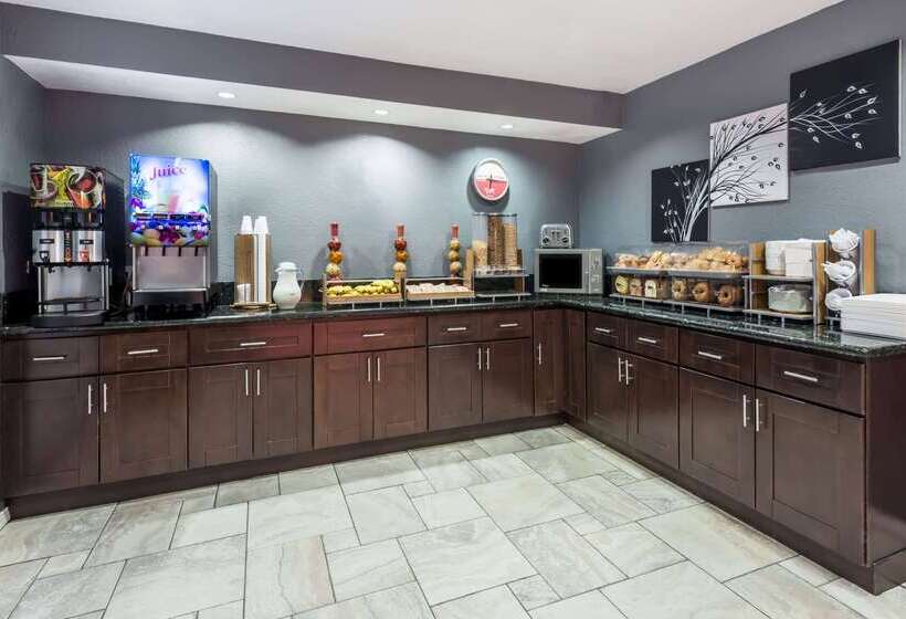 בית מלון כפרי Ramada By Wyndham Near Seaworld Mission Beach