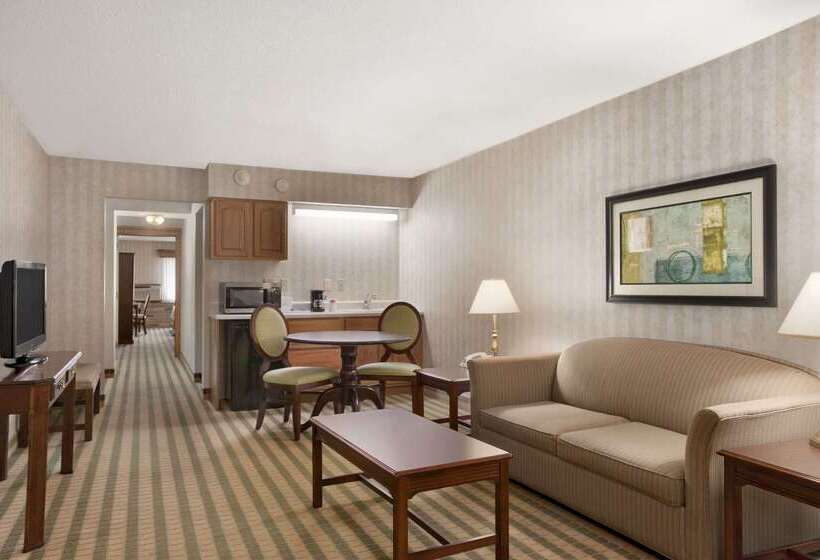 Ramada By Wyndham Saginaw Hotel & Suites