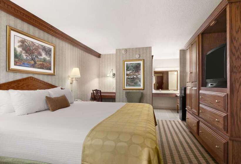 Ramada By Wyndham Saginaw Hotel & Suites