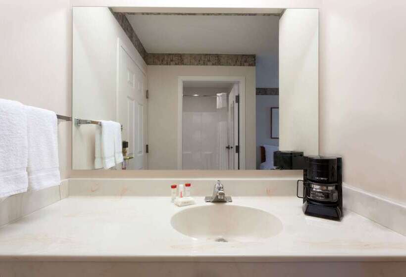 Отель Ramada By Wyndham Seatac Airport North