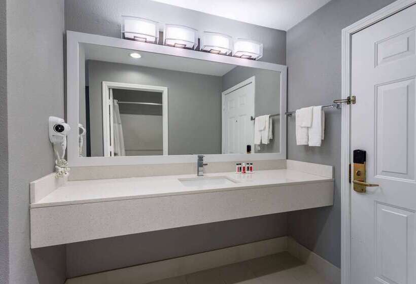 فندق Ramada By Wyndham Sellersburg/louisville North