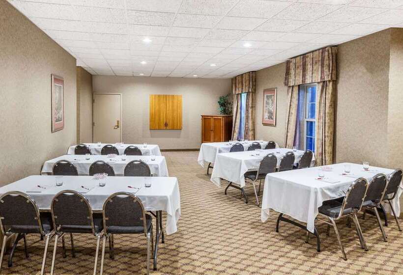 בית מלון כפרי Ramada By Wyndham Sellersburg/louisville North