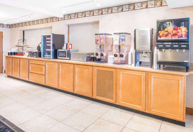 هتل Ramada By Wyndham Springfield North