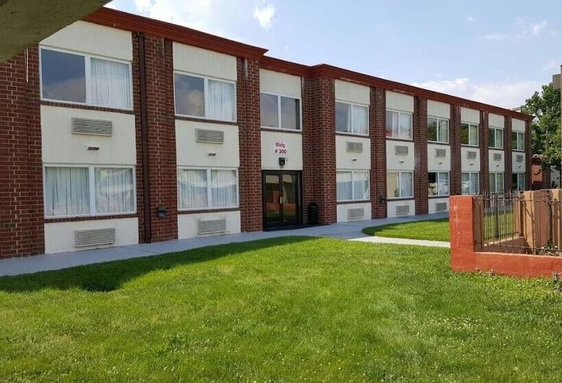 فندق Red Carpet Inn & Suites