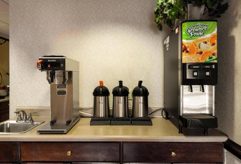 בית מלון כפרי Red Roof Inn Hendersonville