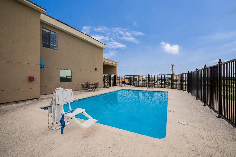 בית מלון כפרי Red Roof Inn & Suites Austin East Manor