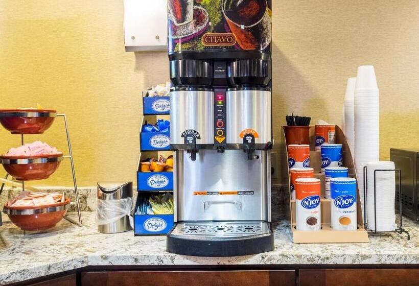 Отель Red Roof Inn & Suites Dover Downtown