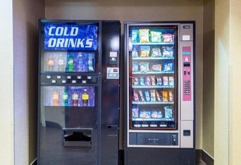 Отель Red Roof Inn & Suites Dover Downtown