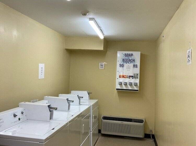 בית מלון כפרי Red Roof Inn & Suites Indianapolis Airport