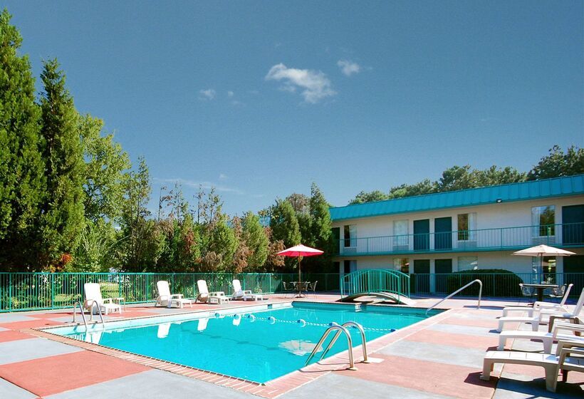 فندق Rodeway Inn & Suites