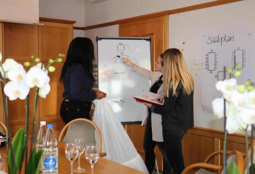 酒店 & Spezialitatenrestaurant Zur Linde