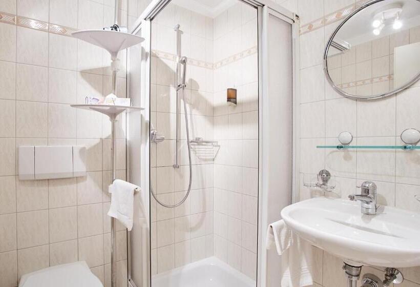 酒店 & Spezialitatenrestaurant Zur Linde