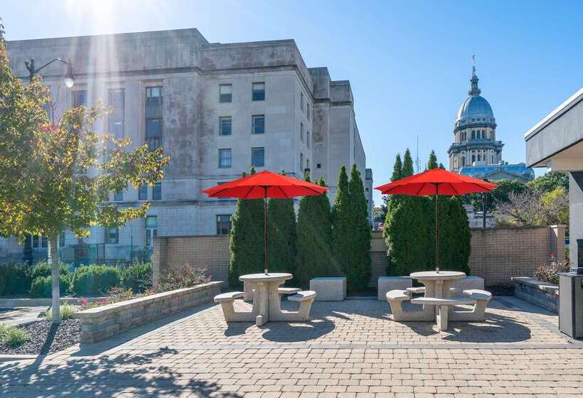 בית מלון כפרי State House Inn