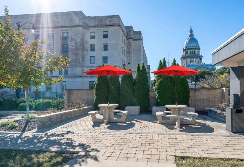 בית מלון כפרי State House Inn