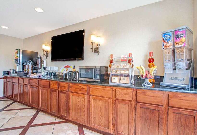 فندق Super 8 By Wyndham Clinton