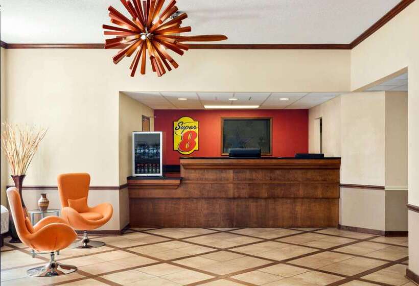 فندق Super 8 By Wyndham Clinton