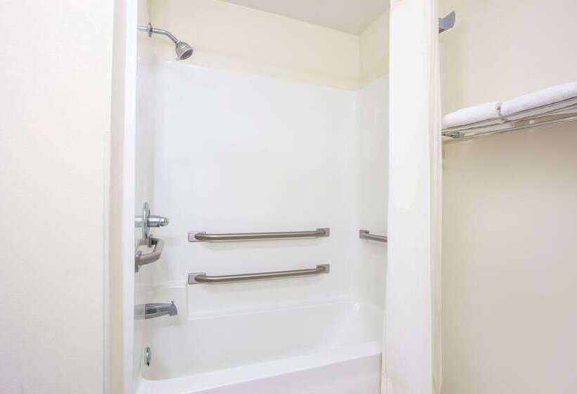 فندق Super 8 By Wyndham Clinton