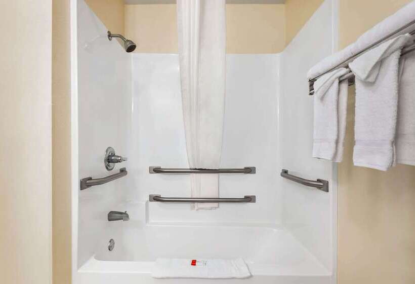 فندق Super 8 By Wyndham Clinton