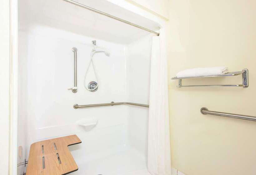 فندق Super 8 By Wyndham Clinton