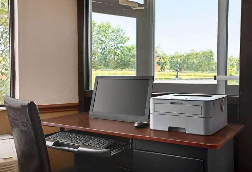 فندق Super 8 By Wyndham Clinton