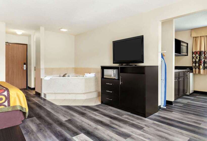 فندق Super 8 By Wyndham Clinton