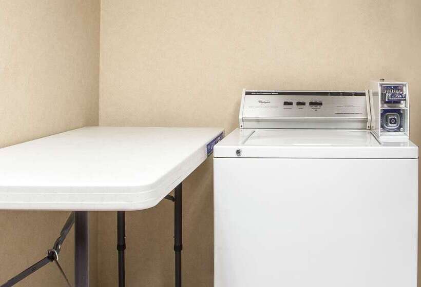 فندق Super 8 By Wyndham Clinton