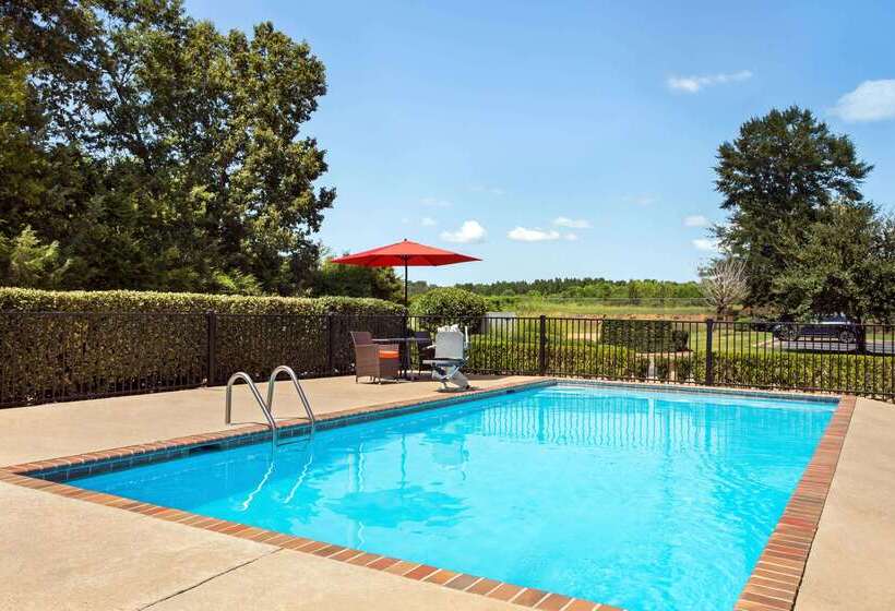 فندق Super 8 By Wyndham Clinton