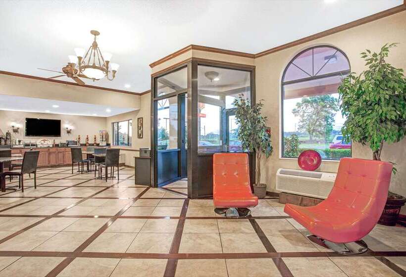 فندق Super 8 By Wyndham Clinton