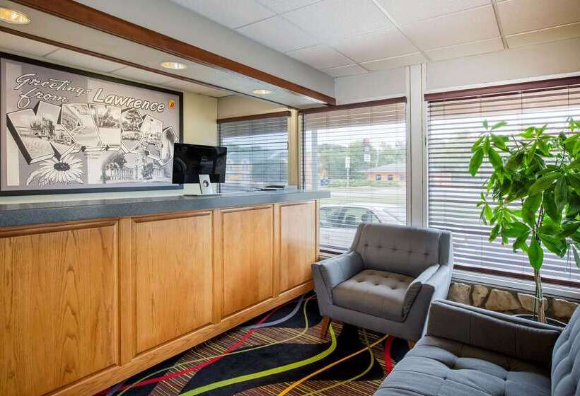 Отель Super 8 By Wyndham Lawrence Ku